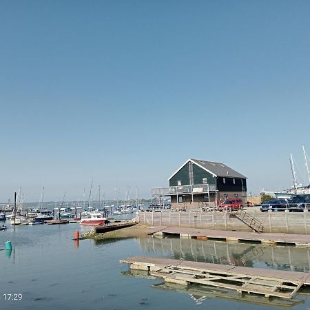 Beautiful Marina Apartment With Private Garden, Flexible Bedrooms With Zip & Link Beds Gosport Eksteriør billede