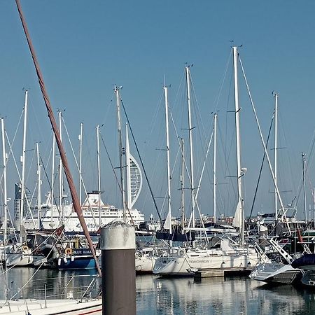 Beautiful Marina Apartment With Private Garden, Flexible Bedrooms With Zip & Link Beds Gosport Eksteriør billede