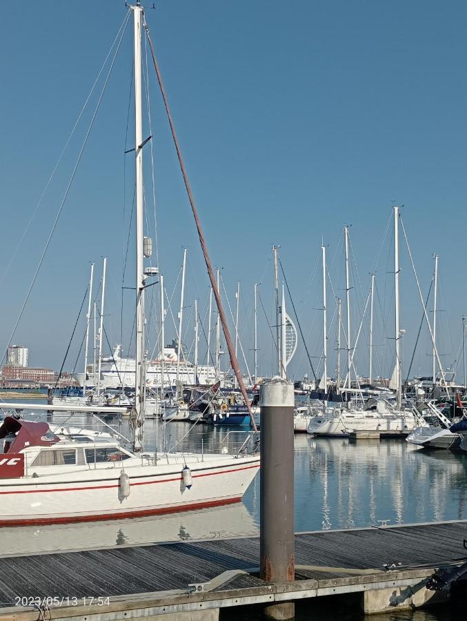 Beautiful Marina Apartment With Private Garden, Flexible Bedrooms With Zip & Link Beds Gosport Eksteriør billede